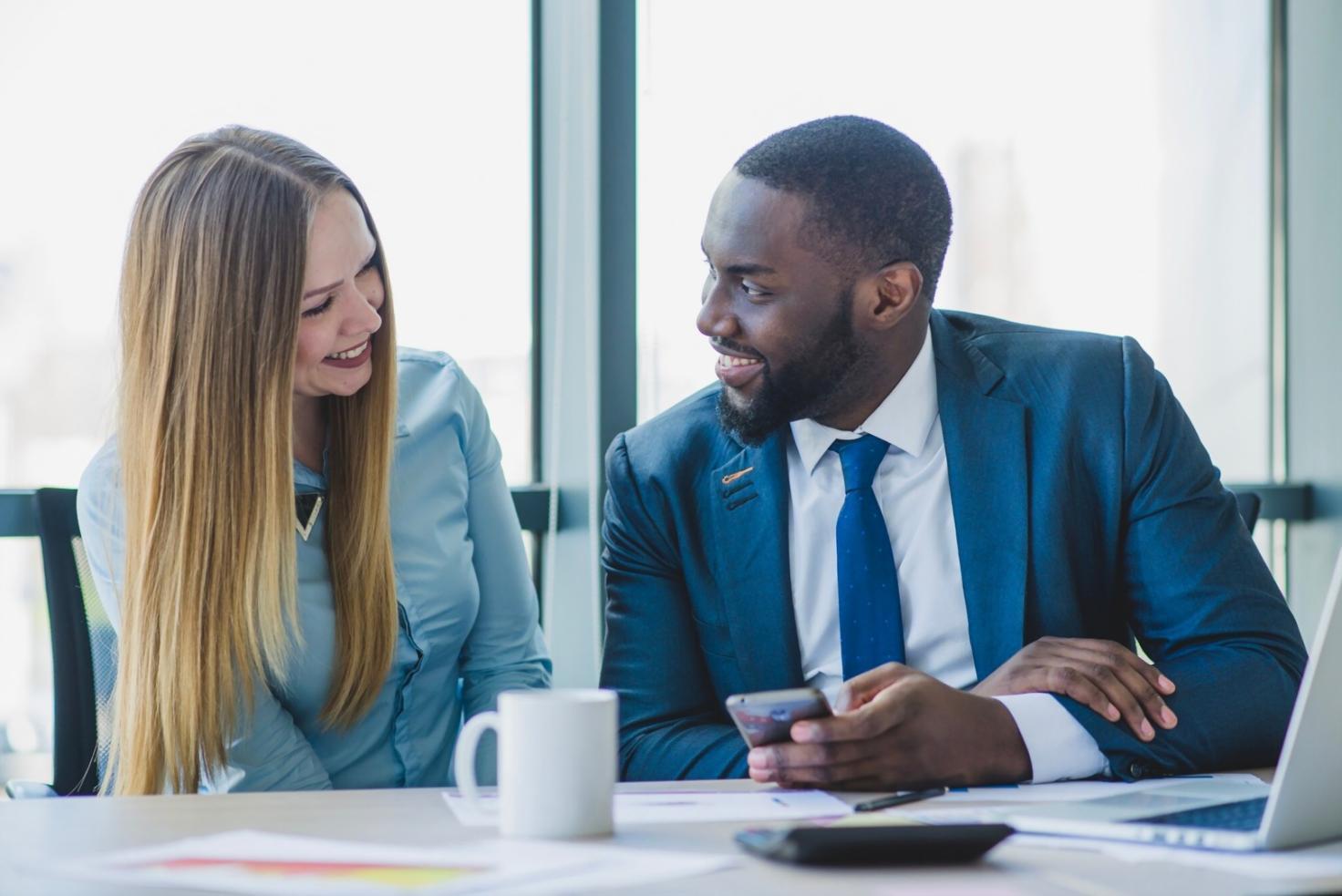 Équipe de formation en gestion financière travaillant ensemble