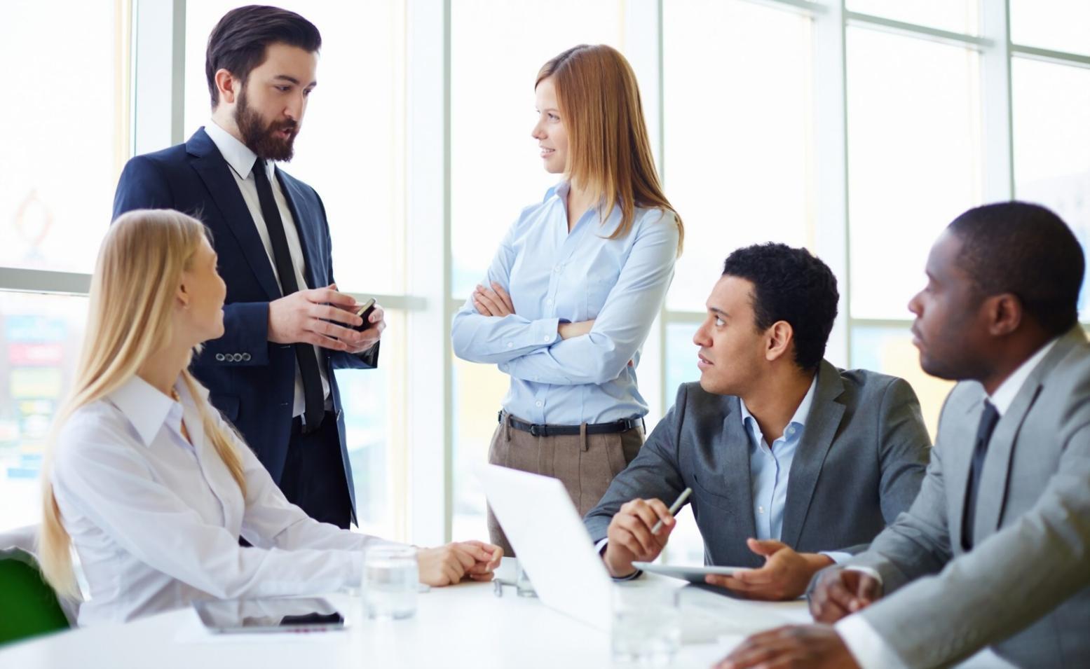 Professionnels discutant de stratégies financières dans un environnement collaboratif