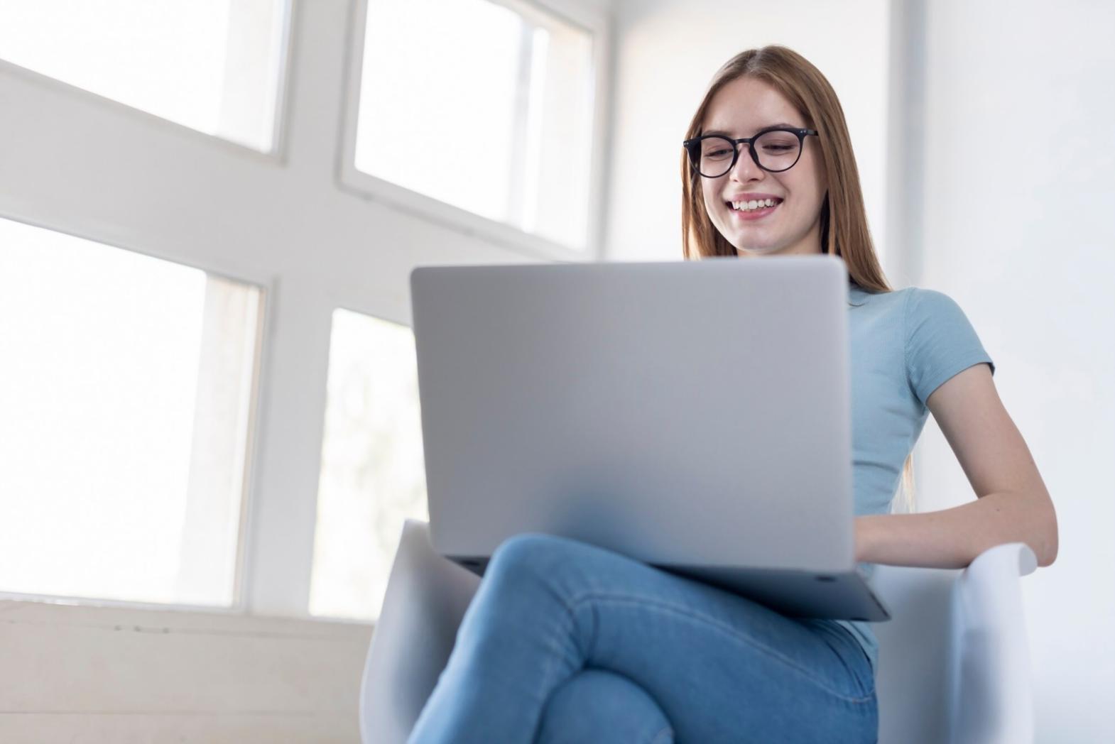Équipe en formation sur les techniques de communication financière